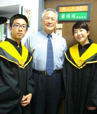 2009 (48).jpg - June 5, 2009 靜宜畢業典禮(老師與學生們合影)
